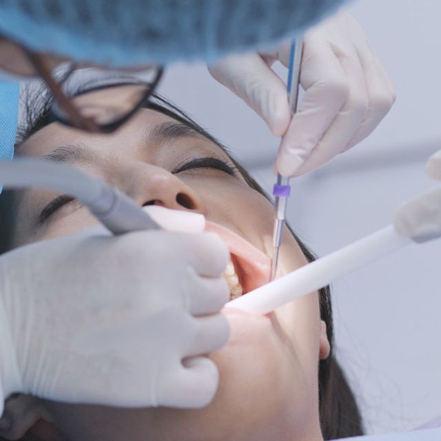 dentistas haciendo ortodoncia