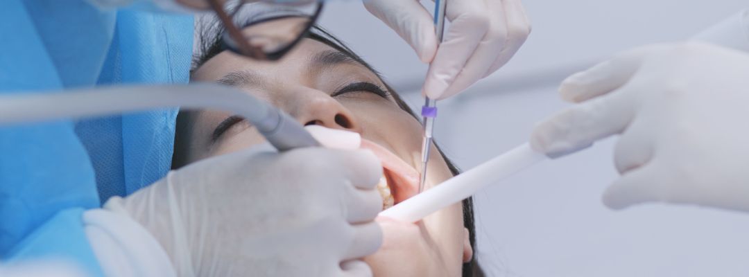 dentista operando paciente